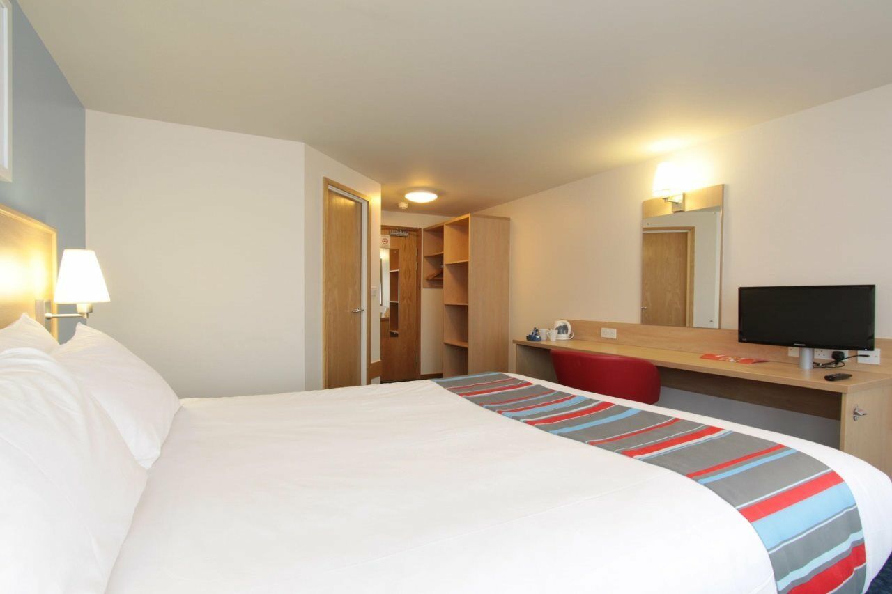 Travelodge Swansea M4 Экстерьер фото