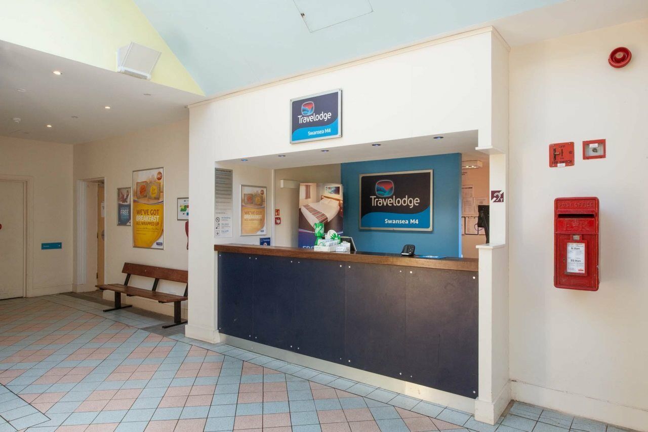 Travelodge Swansea M4 Экстерьер фото