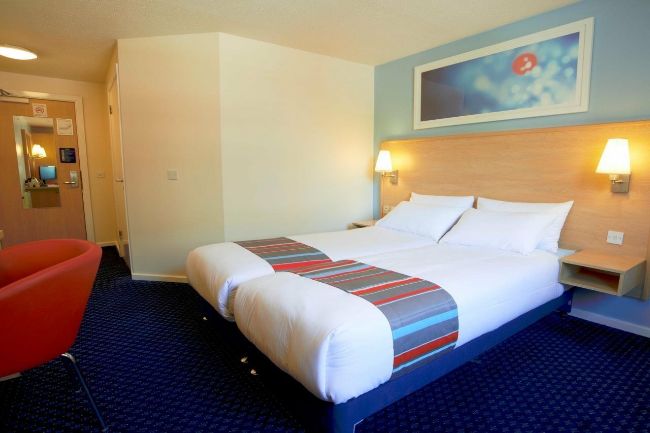 Travelodge Swansea M4 Экстерьер фото